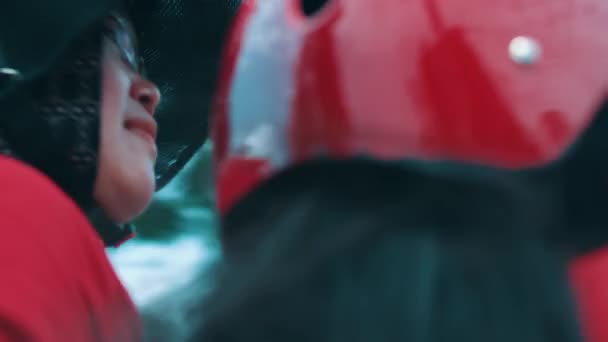 Close Dari Seseorang Dengan Helm Merah Dan Syal Dengan Latar — Stok Video