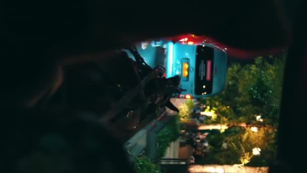 Nocna Scena Miejska Rozmytym Widokiem Autobus Miejski Przez Okno Pokryte — Wideo stockowe