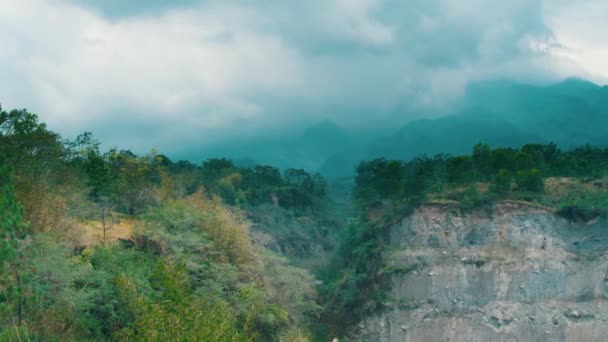 Paisaje Montañoso Brumoso Con Exuberante Vegetación Nubes Dramáticas Durante Mañana — Vídeos de Stock