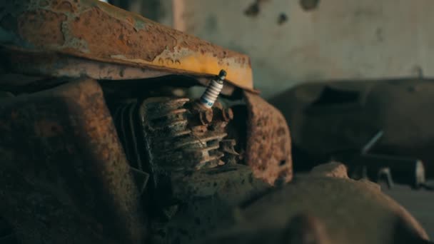 Maquinaria Oxidada Con Enfoque Perno Tuerca Corroídos Que Representa Descomposición — Vídeo de stock