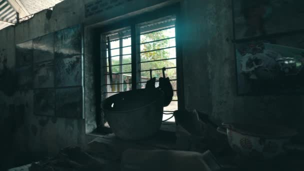 在破旧不堪的房间里 有一个废弃的建筑内部 有一个老式的浴缸 白天有剥落的墙壁和有栅栏的窗户 — 图库视频影像
