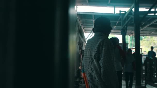 Σιλουέτα Ενός Ατόμου Που Περιμένει Ένα Σταθμό Λεωφορείων Μαλακό Υπόβαθρο — Αρχείο Βίντεο