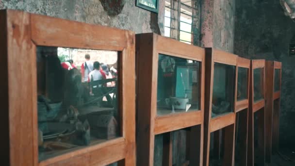 Bingkai Jendela Kayu Antik Yang Menghadap Orang Orang Kabur Dalam — Stok Video