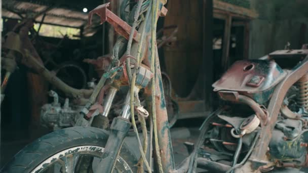 Vintage Motocykl Rustykalnym Otoczeniu Pokryte Pajęczyny Kurz Pokazując Opuszczenie Upływ — Wideo stockowe