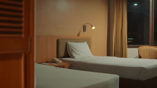 夜间舒适的旅馆房间 有两张双人床 柔和的灯光和夜间的现代装潢 — 图库视频影像
