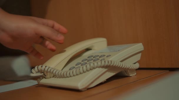 Close Dari Tangan Menggantung Penerima Telepon Dengan Latar Belakang Kabur — Stok Video