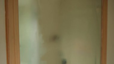 Elektrik prizli bulanık iç duvar ve otelin içinde soluk gölgeler.