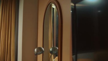 Metal saplı ve ahşap kapılı modern iç kapılı loş ışıklı bir odada gece boyunca.