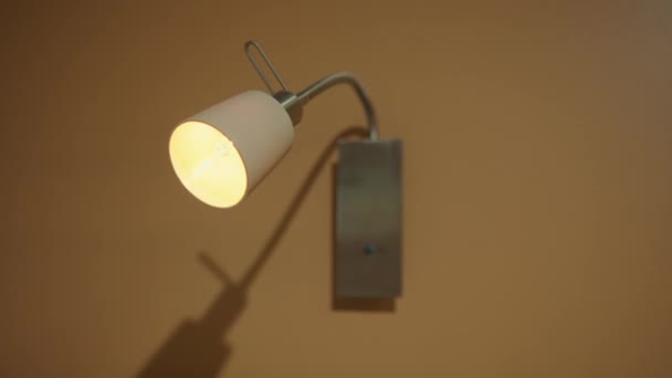 Moderní Nástěnná Lampa Osvětlenou Žárovkou Teplém Béžovém Pozadí Která Noci — Stock video