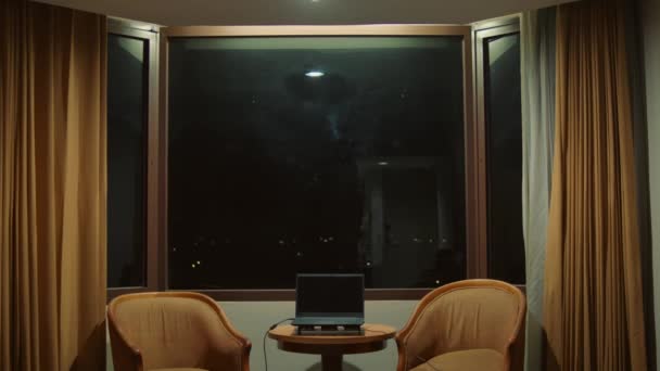 책상에 의자와 노트북이있는 사무실 커튼과 창문을 전망으로 프레임 — 비디오