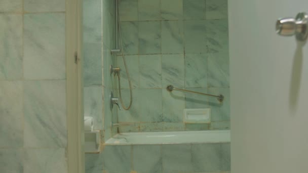 Interior Moderno Banheiro Com Porta Chuveiro Vidro Paredes Azulejos Durante — Vídeo de Stock