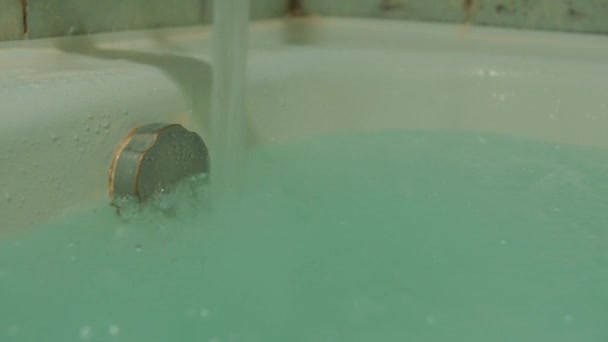 Água Fluindo Uma Banheira Com Uma Bomba Banho Verde Dissolvendo — Vídeo de Stock