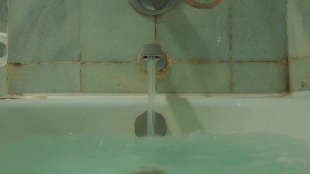 Agua Llenando Una Bañera Con Grifo Visible Pared Azulejos Fondo — Vídeos de Stock
