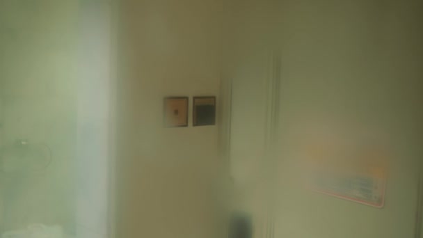 Размытая Внутренняя Стена Электрической Розеткой Слабыми Тенями Внутри Отеля — стоковое видео