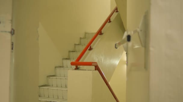 Escalier Vide Avec Rampe Orange Dans Bâtiment Représentant Architecture Urbaine — Video