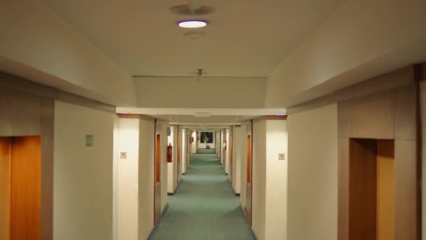 Prázdná Hotelová Chodba Symetrickými Dveřmi Kobercem Osvětlená Stropními Světly Noci — Stock video