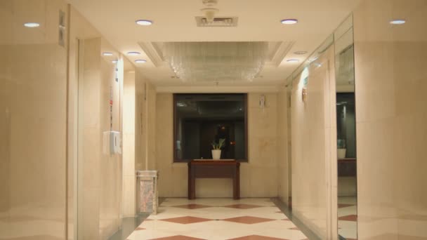 Nowoczesne Wnętrze Hotelowego Lobby Recepcją Eleganckim Oświetleniem Marmurową Podłogą Nocy — Wideo stockowe