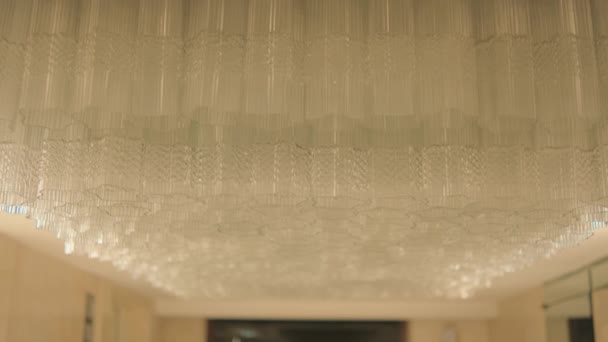 Texturerad Takpanel Glas Med Varm Omgivningsbelysning Modern Inredning Inne Hotellet — Stockvideo
