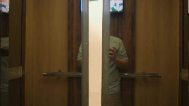 Mann Macht Nachts Ein Selfie Spiegel Mit Warmer Umgebungsbeleuchtung — Stockvideo