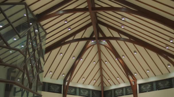 带有木制横梁和玻璃天花板的现代室内装饰 夜间室内照明的建筑细节 — 图库视频影像