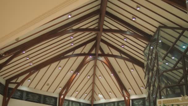 带有木制横梁和玻璃板的现代屋顶结构 夜间用小灯照明 — 图库视频影像