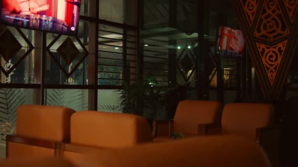 Άδεια Αίθουσα Αναμονής Πορτοκαλί Καρέκλες Και Διακοσμητικά Γυάλινα Παράθυρα Νύχτα — Αρχείο Βίντεο