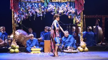 Geleneksel Asya performansı, renkli kostümlü ve gece boyunca festival dekorasyonlu aktörlerle sahnedeydi.