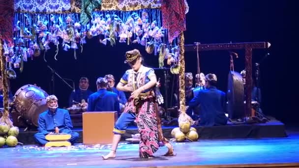 夜のバックグラウンドで舞台やミュージシャンの活気に満ちた衣装でダンサーとの伝統的なアジアのパフォーマンス — ストック動画