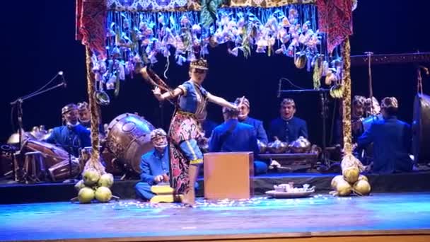 Actuación Asiática Tradicional Escenario Con Músicos Una Bailarina Con Atuendo — Vídeo de stock