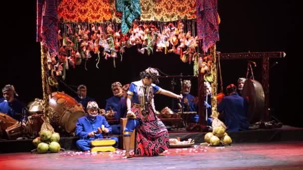 Традиційне Азіатське Маріонеткове Шоу Виконавцями Культурному Вбранні Музичних Інструментах Сцені — стокове відео