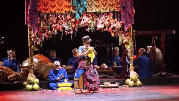 Традиционное Азиатское Представление Сцене Яркими Костюмами Культурными Украшениями Участием Танцоров — стоковое видео