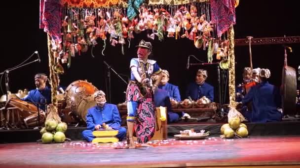 Традиційні Африканські Музиканти Виступають Сцені Різнокольоровими Костюмами Інструментами Вночі — стокове відео