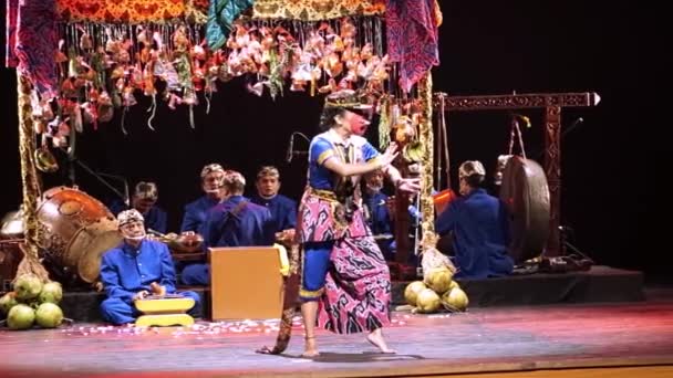 夜のバックグラウンドで舞台やミュージシャンの活気に満ちた衣装でダンサーとの伝統的なアジアのパフォーマンス — ストック動画