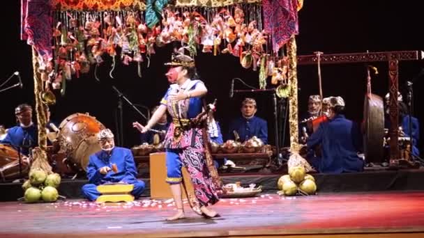 Παραδοσιακή Ασιατική Παράσταση Χορευτές Και Μουσικούς Στη Σκηνή Κατά Διάρκεια — Αρχείο Βίντεο