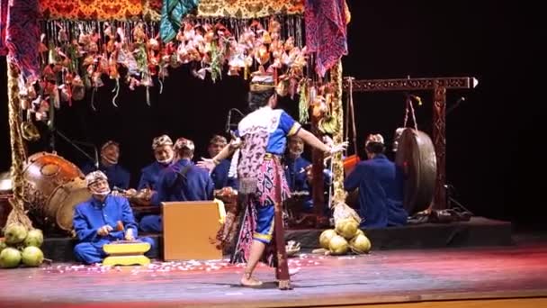 Традиційне Африканське Виконання Танцюристом Яскравому Костюмі Сцені Музикантами Фоні — стокове відео
