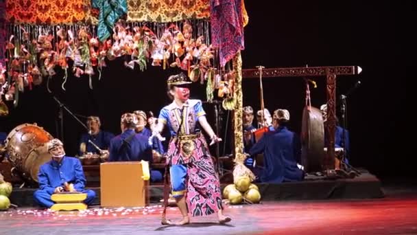 お祝いの装飾の下でカラフルな衣装でミュージシャンやダンサーとステージ上の伝統的なアジアのパフォーマンス — ストック動画