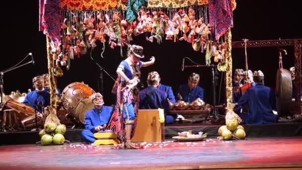Παραδοσιακή Ασιατική Παράσταση Στη Σκηνή Πολύχρωμα Κοστούμια Και Μουσικά Όργανα — Αρχείο Βίντεο