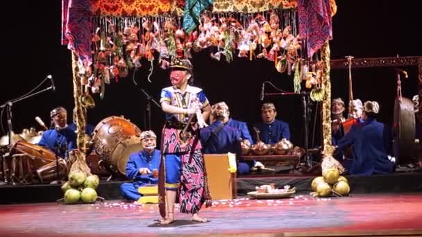 Παραδοσιακή Ασιατική Παράσταση Μουσικούς Και Χορευτές Στη Σκηνή Έννοια Πολιτιστικής — Αρχείο Βίντεο