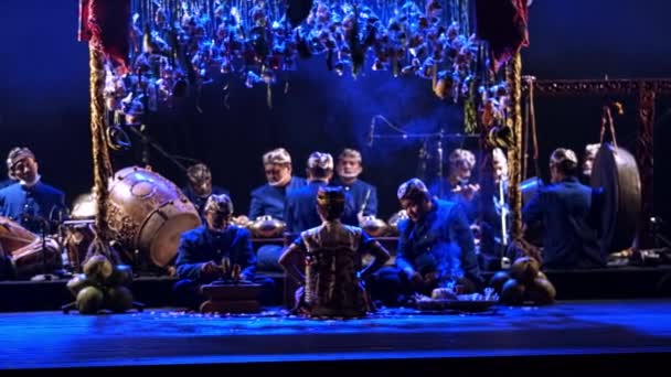 Παραδοσιακή Ορχήστρα Που Παίζει Στη Σκηνή Έθνικ Όργανα Κάτω Από — Αρχείο Βίντεο