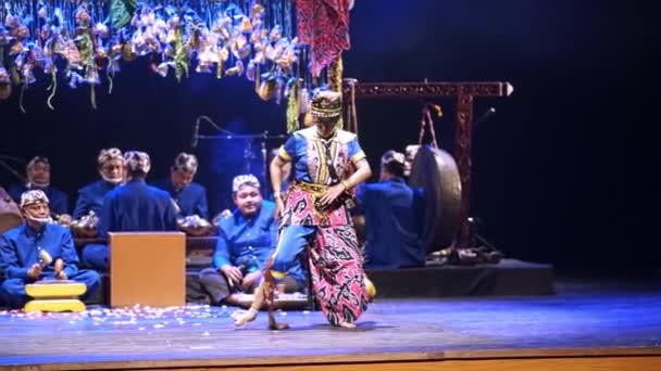 Dançarina Tradicional Palco Com Músicos Fundo Performance Cultural Trajes Vibrantes — Vídeo de Stock
