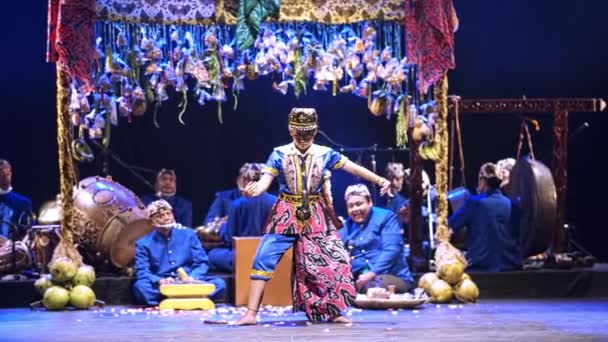 舞台上的传统舞蹈表演 以充满活力的服装和文化装饰品为背景 以音乐家为背景 — 图库视频影像
