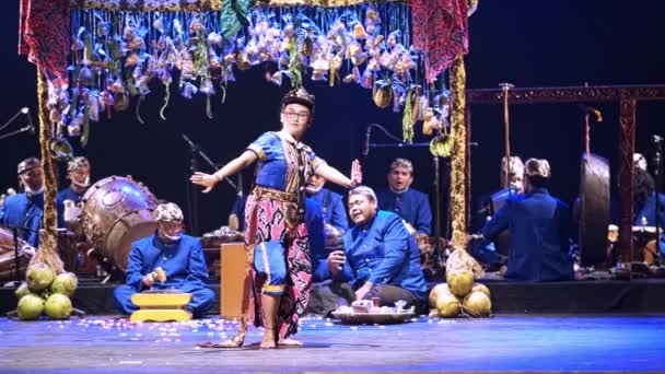 传统的亚洲舞台剧 晚上以五颜六色的服装和节日装饰出现在舞台上 — 图库视频影像