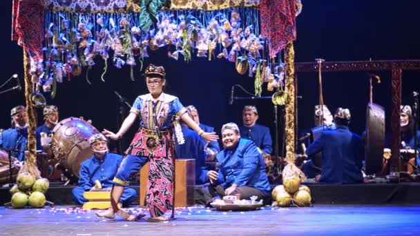 Παραδοσιακή Ασιατική Παράσταση Στη Σκηνή Ηθοποιούς Πολύχρωμα Κοστούμια Και Γιορτινή — Αρχείο Βίντεο
