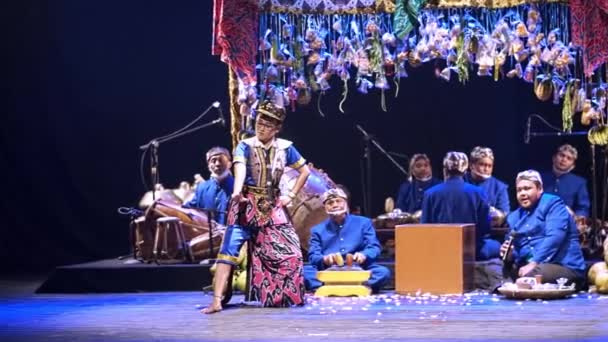 传统的舞台表演 音乐家和一名身着文化服装的舞者 在节日装饰下 在夜间演出 — 图库视频影像