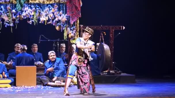 晚上在舞台上与音乐家和身着服装的舞蹈演员进行传统的亚洲表演 — 图库视频影像