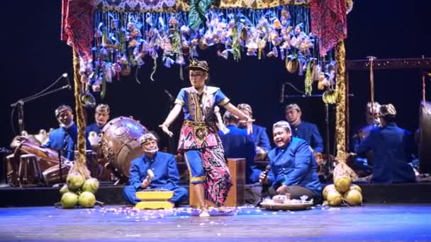 传统的亚洲表演 舞台上有舞者和音乐家 夜间有文化娱乐的概念 — 图库视频影像