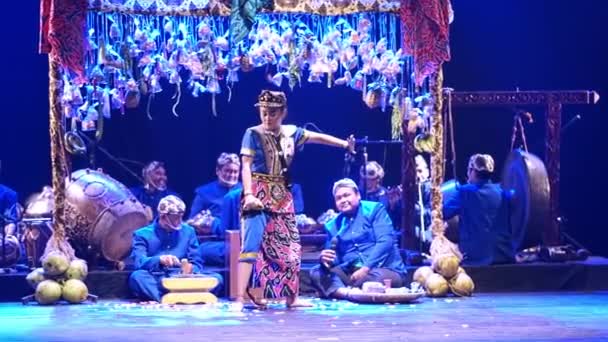 传统的舞台表演 由一名身着华丽服装的舞者和现场音乐家在夜间伴奏 — 图库视频影像