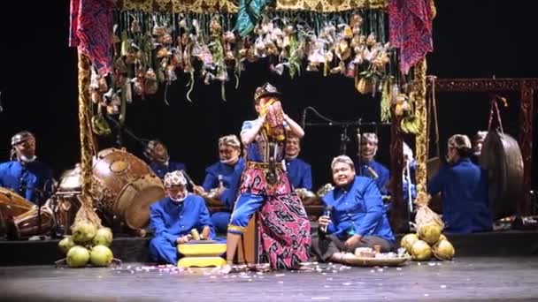 晚上在舞台上与音乐家和穿着五颜六色服装的舞者进行传统的亚洲表演 — 图库视频影像
