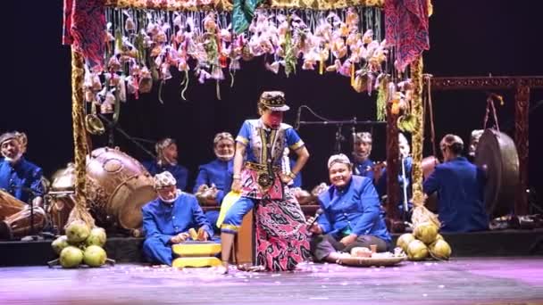 Traditionell Asiatisk Föreställning Med Musiker Och Dockteater Dekorerad Scen Som — Stockvideo