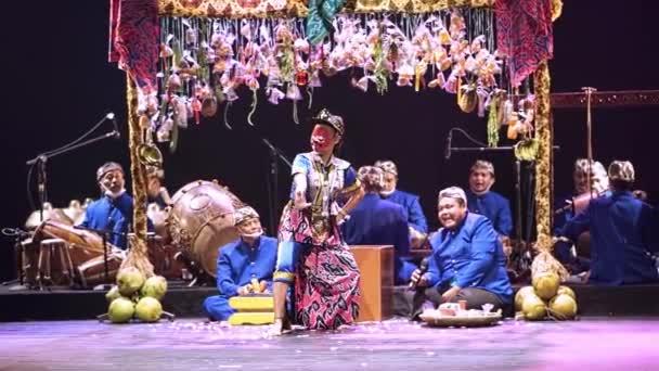 Actuación Asiática Tradicional Escenario Con Músicos Una Bailarina Trajes Coloridos — Vídeos de Stock